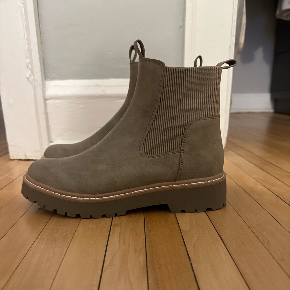 Dolce Vita Boots LIKE NEW Size 8